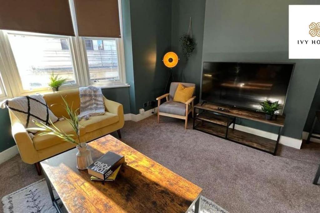 Apartment Three Bedroom Flat I Sleep Up To 9 Guests *